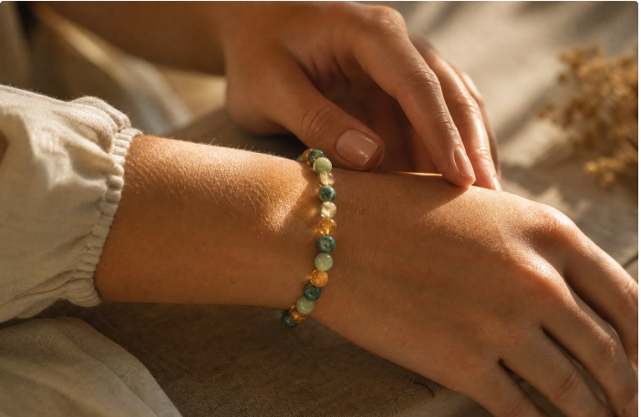Le bracelet aux trois pierres porté au poignet